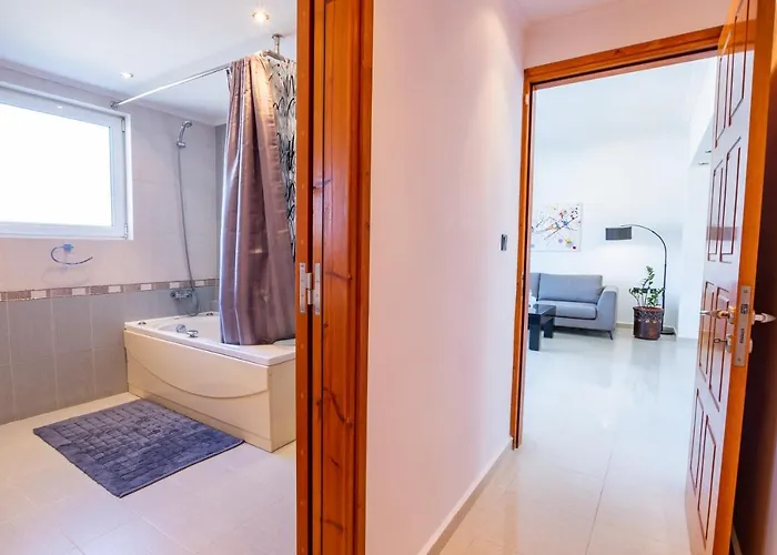 Divine شقة كارباثوس